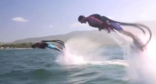2 personas saltando con los flyboards